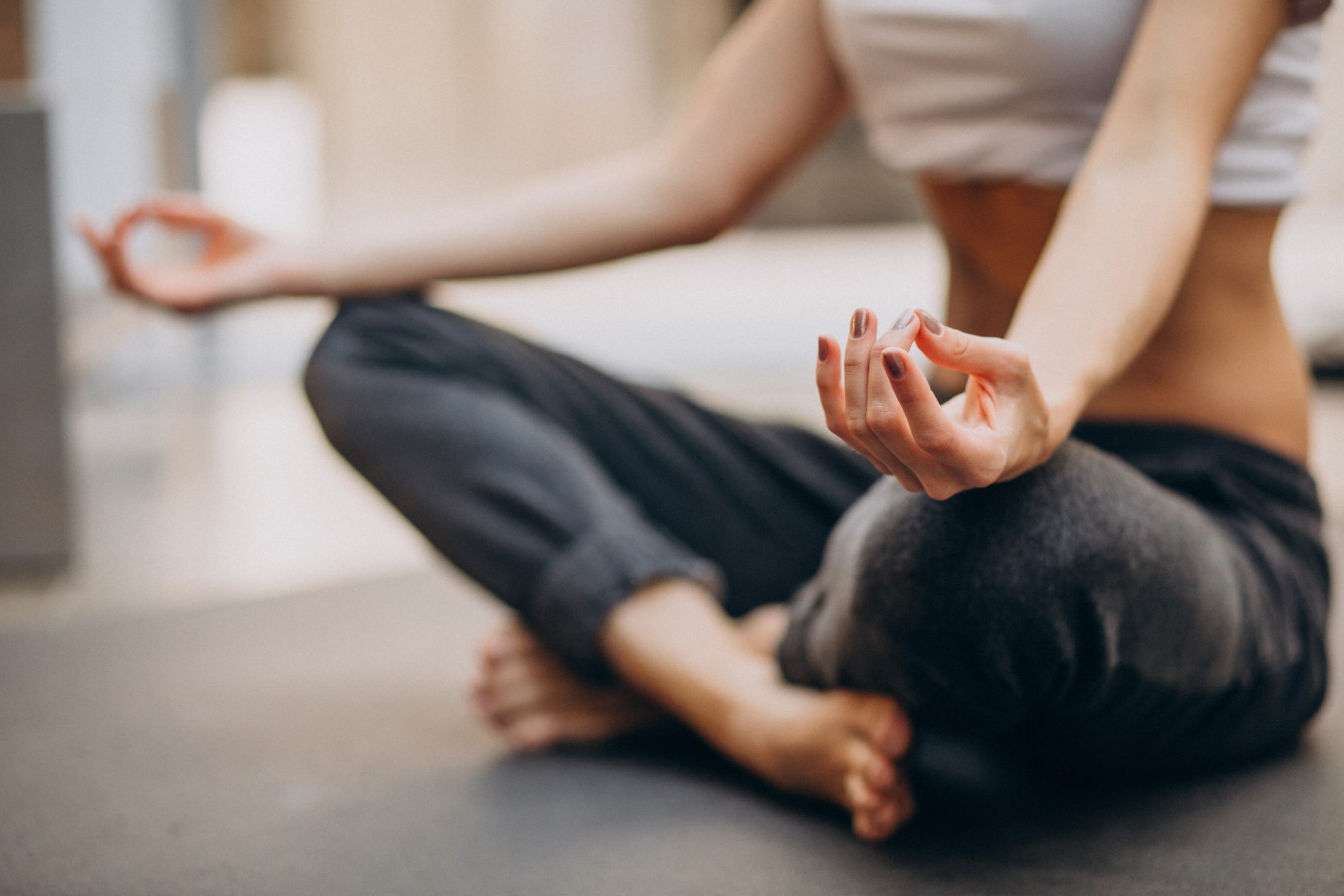jeune-femme-pratiquer-yoga-chez-soi-min